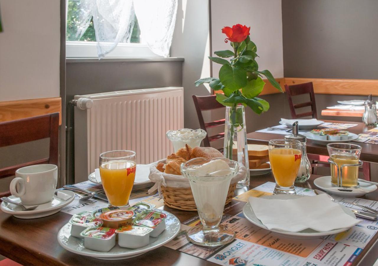 Cafe Hotel De La Gare Champagnole Ngoại thất bức ảnh